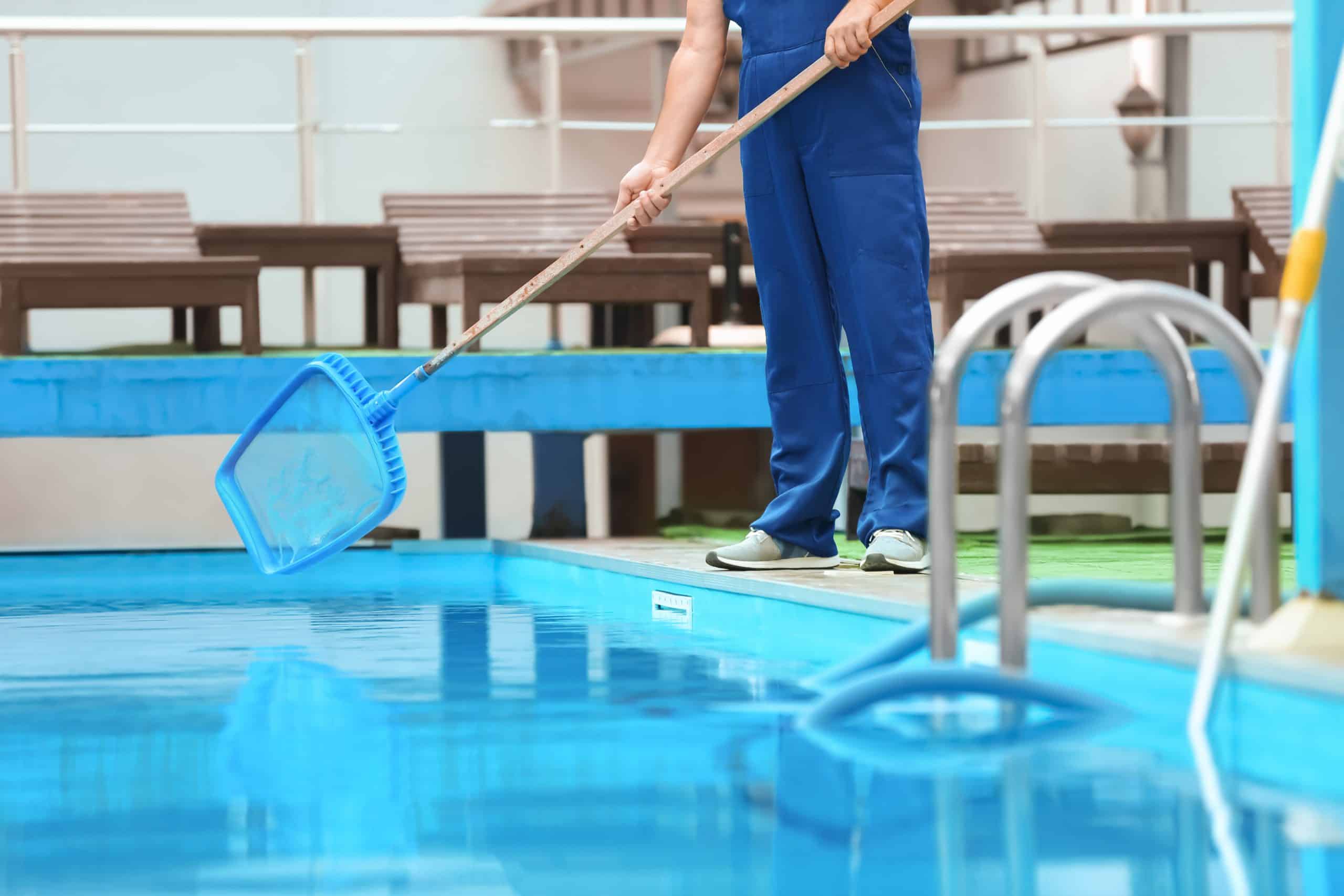 تنظيف حمامات سباحة مع شركة KEMET POOLS – خبرة وجودة بلا حدود